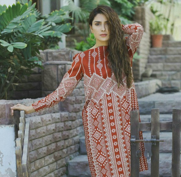 Ayeza Khan Is A Stunner On Set Of Her New Project