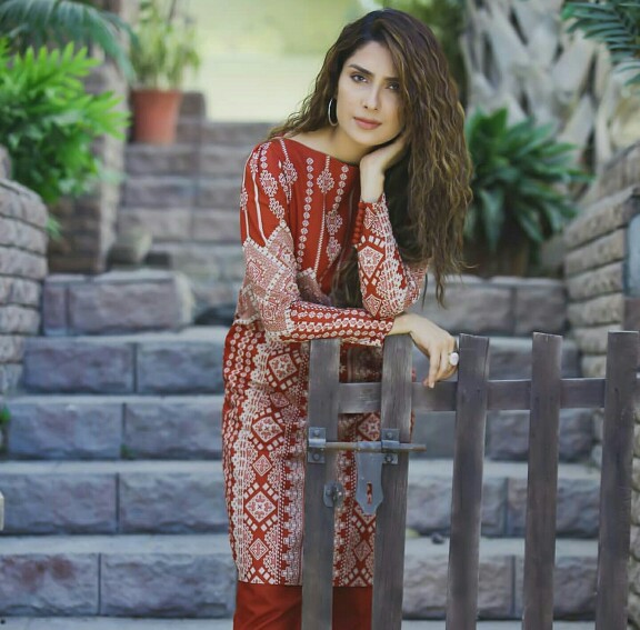 Ayeza Khan Is A Stunner On Set Of Her New Project