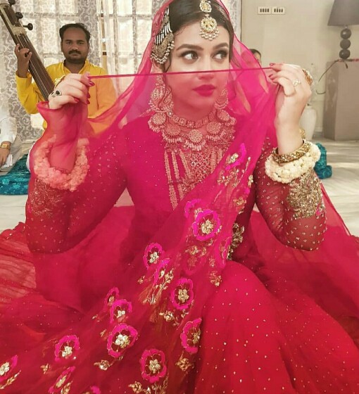 Zara Noor Abbas Looks Divine In The Latest BTS Pictures