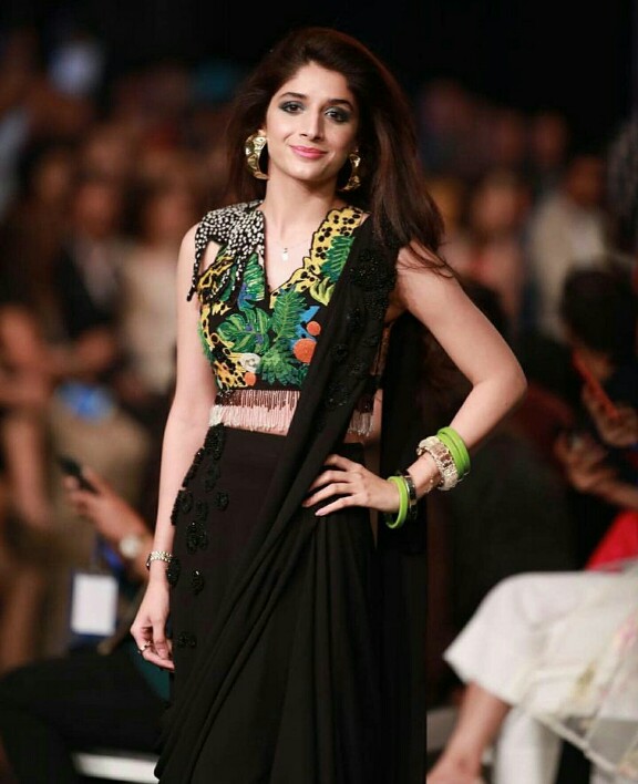 Mawra Hocane Walks For Zaha