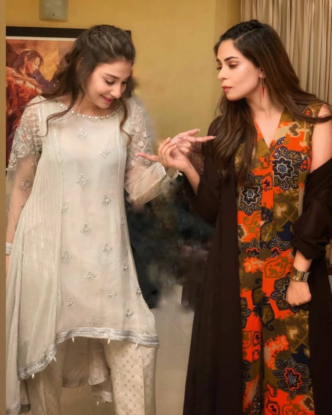 Beautiful Actresses Hina Altaf and Amar Khan on the Set of their Upcoming Drama