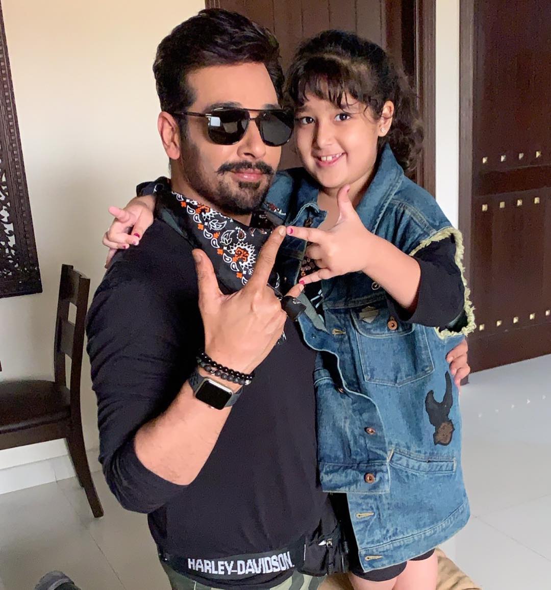 Beautiful Pictures of Faysal Qureshi with his Wife and Cute Daughter