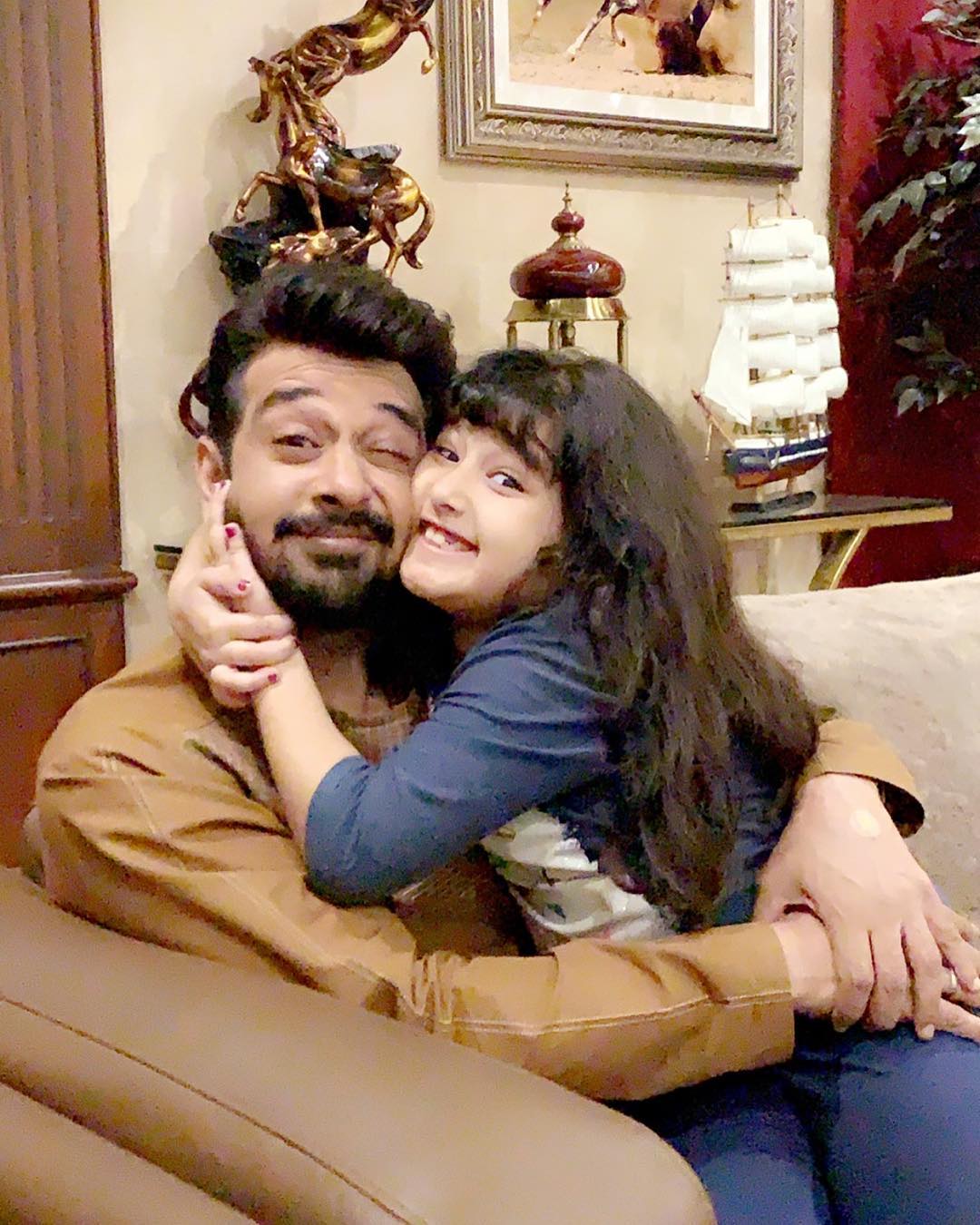 Beautiful Pictures of Faysal Qureshi with his Wife and Cute Daughter