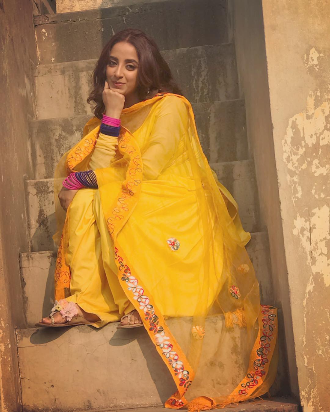 Beautiful Actress Sanam Chaudhry on the Set of her Drama Meer Abru