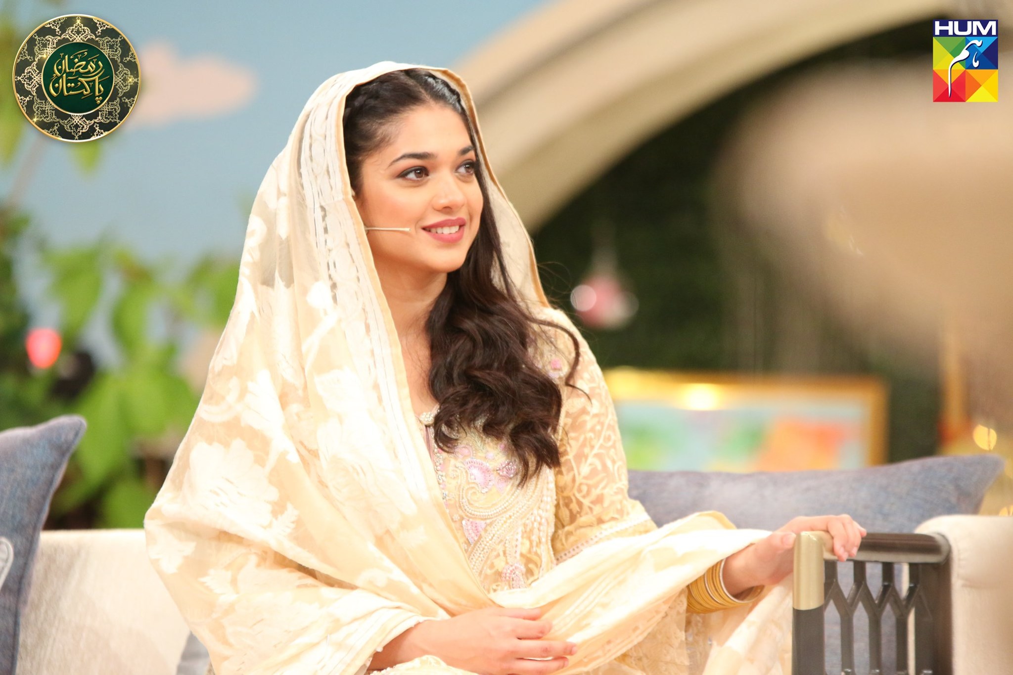 Gorgeous Actress Sanam Jung Appeared in today's Ramzan Pakistan Transmission