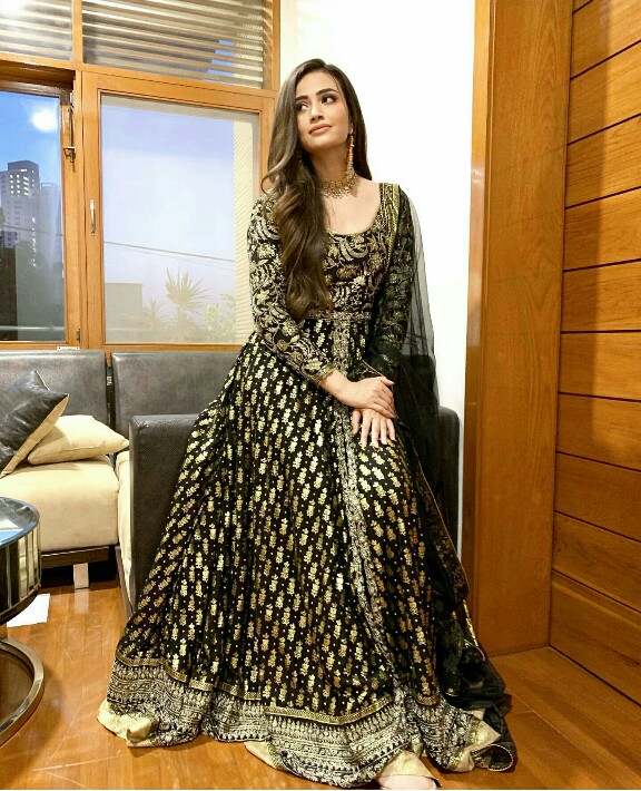 Sana Javed Stuns In Black And Gold