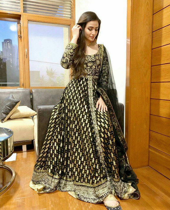 Sana Javed Stuns In Black And Gold