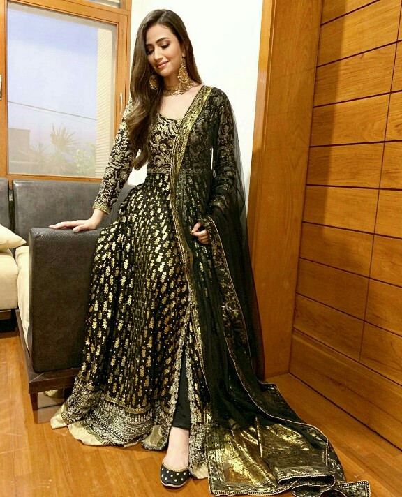 Sana Javed Stuns In Black And Gold