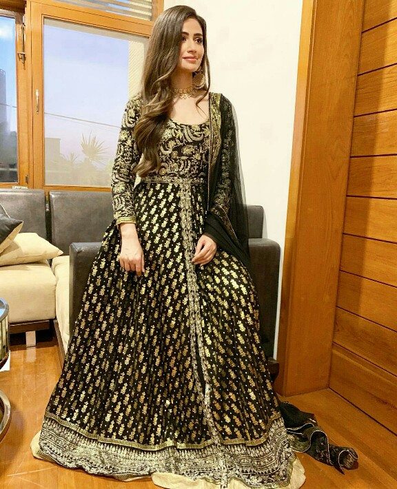 Sana Javed Stuns In Black And Gold