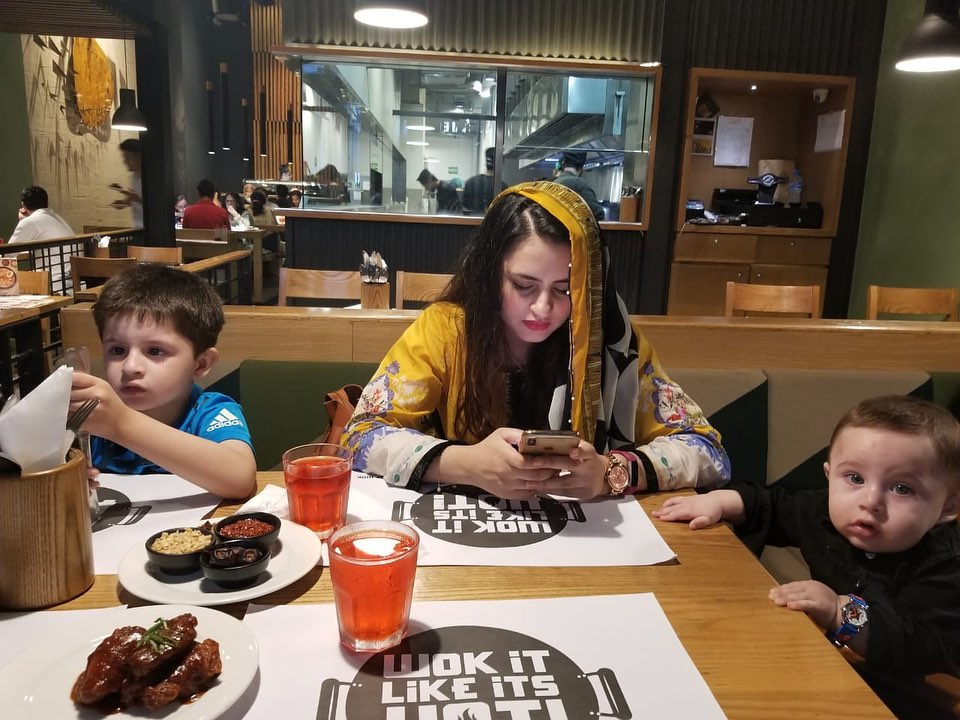 Beautiful Actor Couple Fatima Effendi & Kanwar Arsalan with their Cute Kids at Iftar