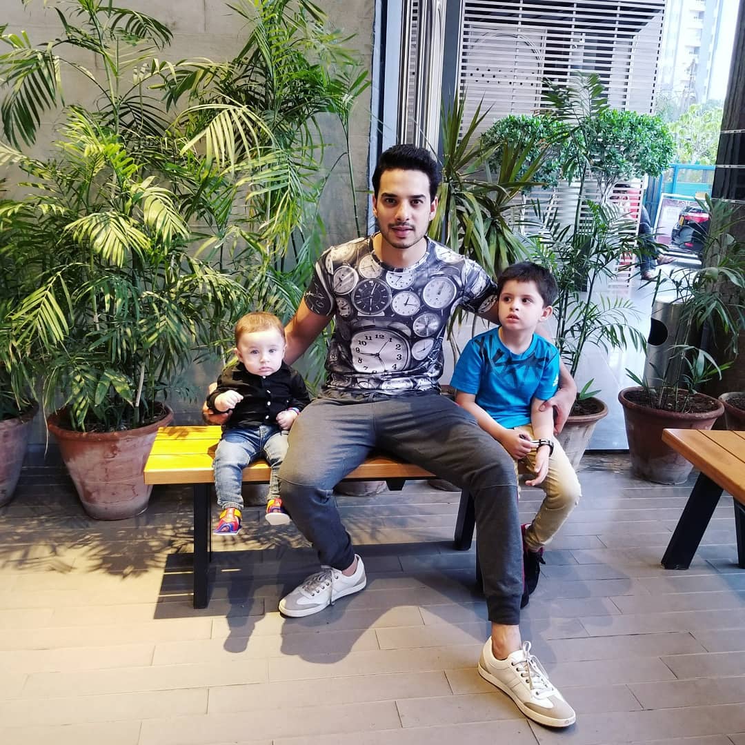 Beautiful Actor Couple Fatima Effendi & Kanwar Arsalan with their Cute Kids at Iftar