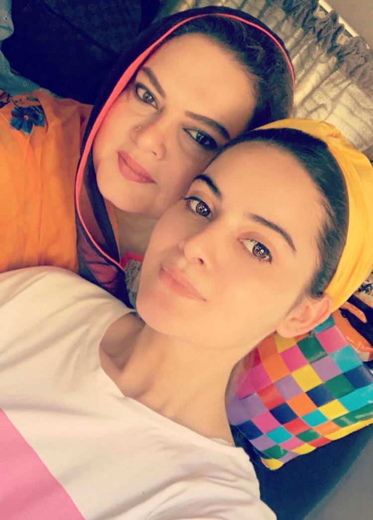 Latest Clicks of Beautiful Actress Minal Khan with her Mother