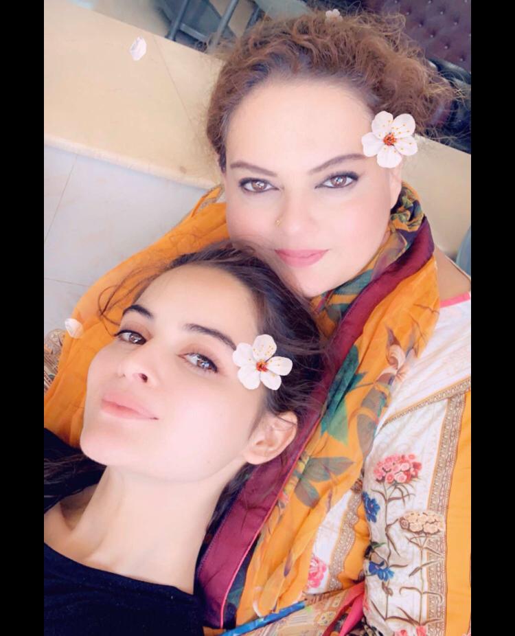 Latest Clicks of Beautiful Actress Minal Khan with her Mother