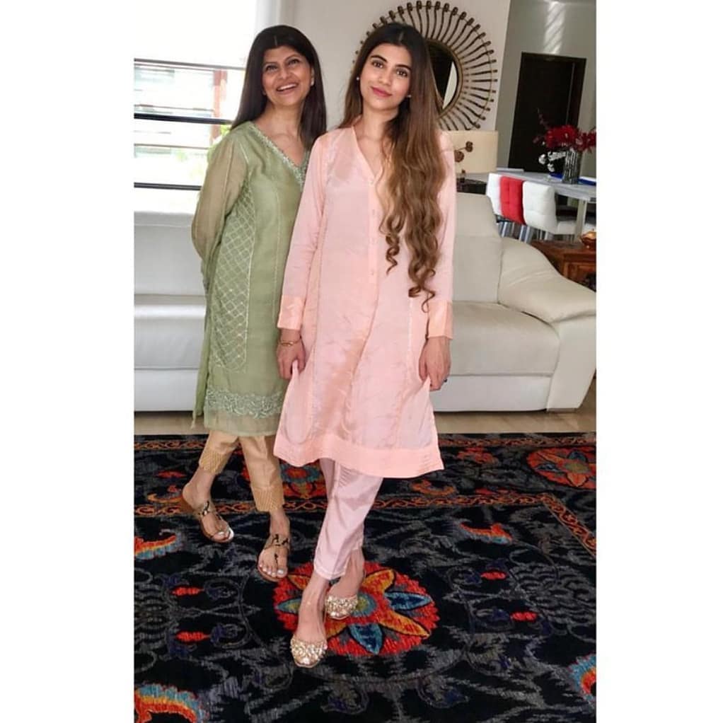 Beautiful Pictures of Pakistani Celebrities with their Beautiful Mothers on Mother’s Day