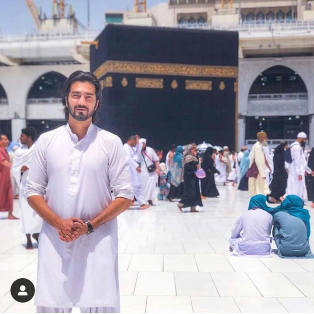 Beautiful Pictures of Actor Javed Sheikh with his Family from Umrah