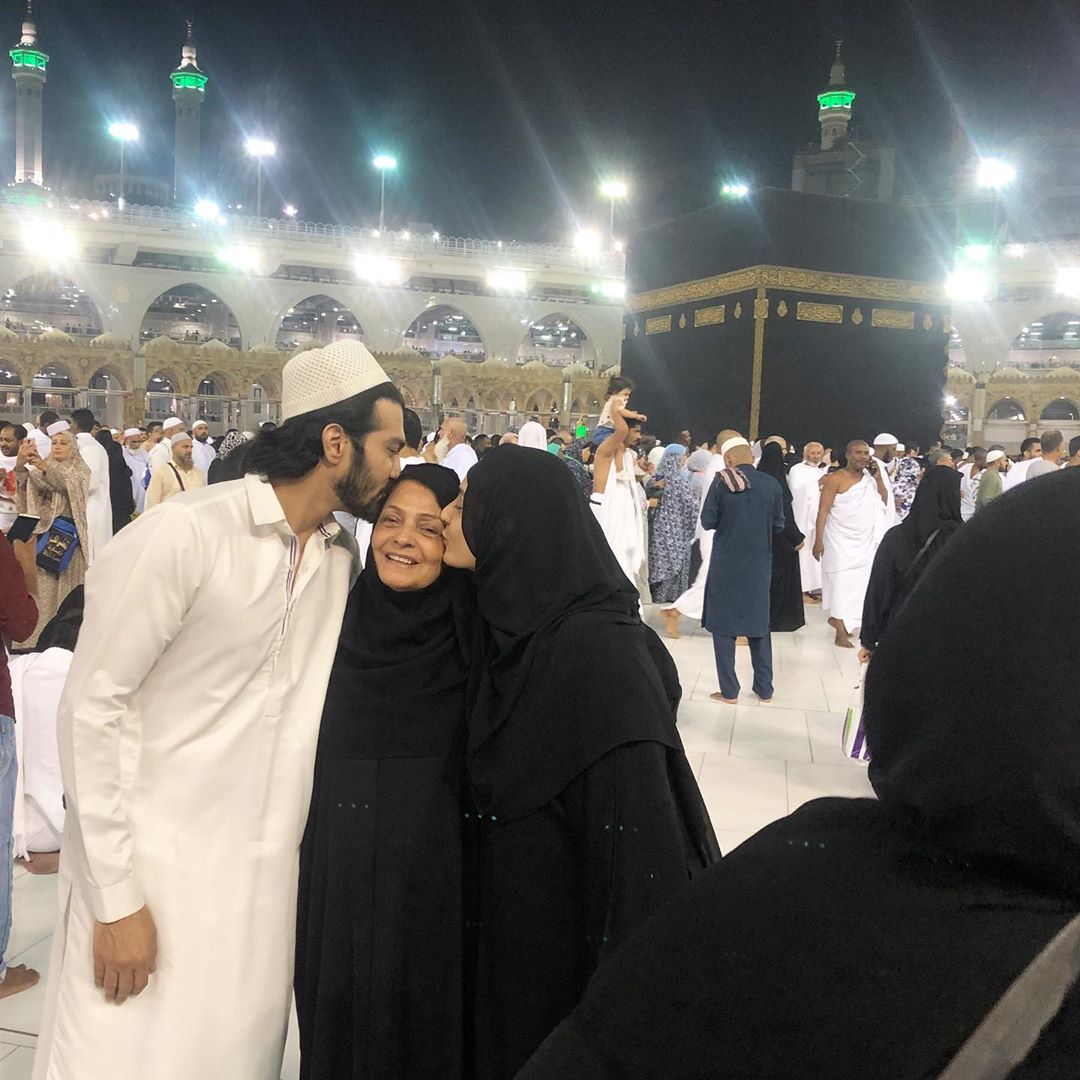 Actors Shehzad Sheikh and Momal Sheikh Performed Umrah with Parents