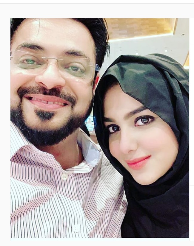 Latest Pictures of Aamir Liaqaut with Wife Syeda Tuba After Umrah