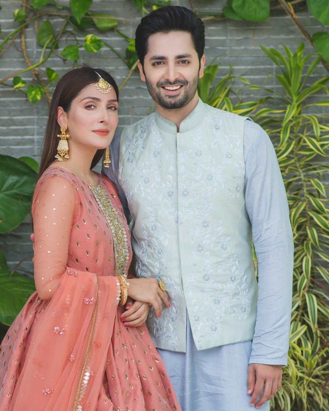 Ayeza Khan & Danish Taimoor's Beautiful Clicks on Eid with Family