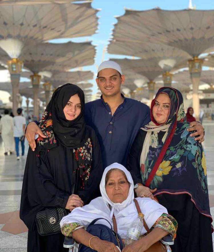 Latest Beautiful Clicks of Minal Khan with Family in Masjid e Nabwi Madinah