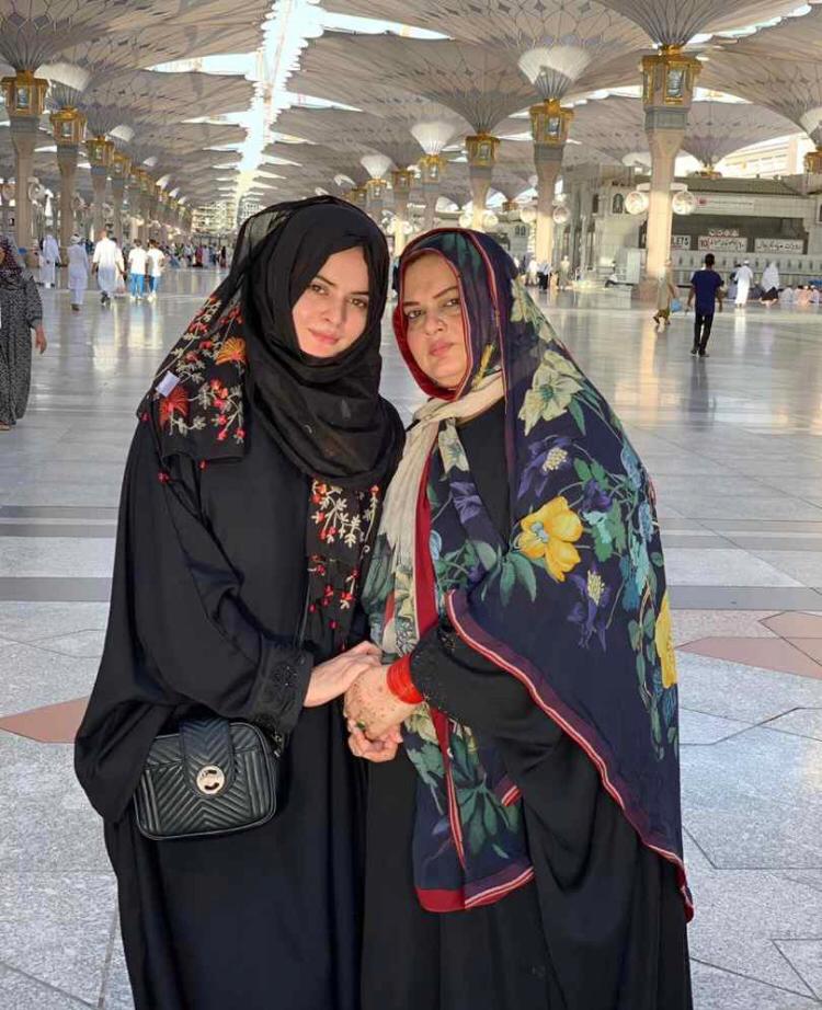 Latest Beautiful Clicks of Minal Khan with Family in Masjid e Nabwi Madinah