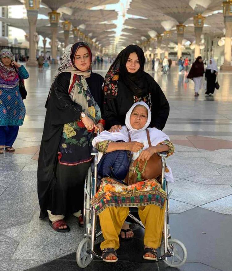 Latest Beautiful Clicks of Minal Khan with Family in Masjid e Nabwi Madinah