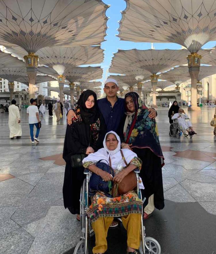 Latest Beautiful Clicks of Minal Khan with Family in Masjid e Nabwi Madinah