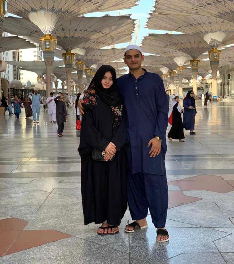 Latest Beautiful Clicks of Minal Khan with Family in Masjid e Nabwi Madinah