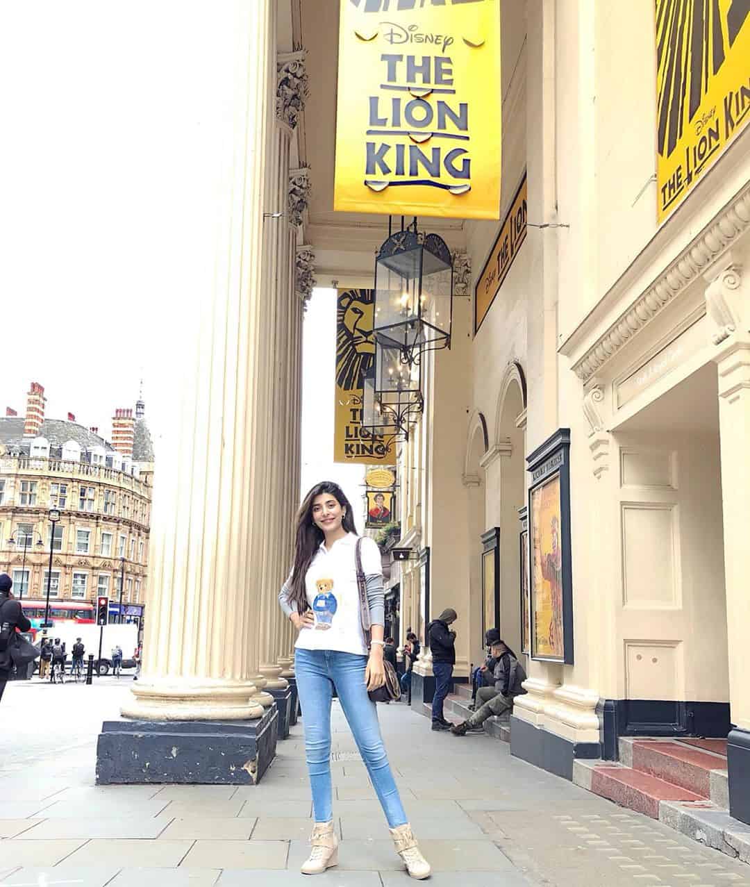 Latest Clicks of Mawra , Urwa & Farhan Saeed in London