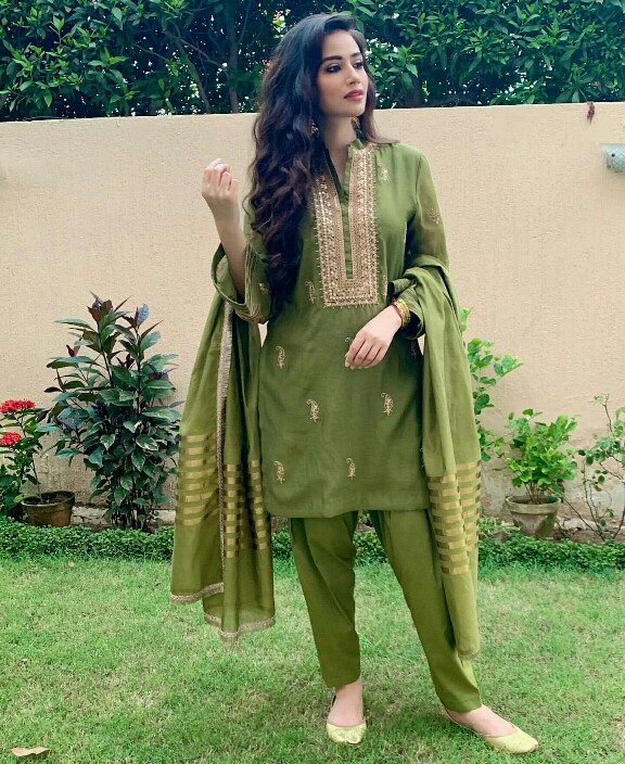 Sana Javed Serving Some Desi Looks On Eid