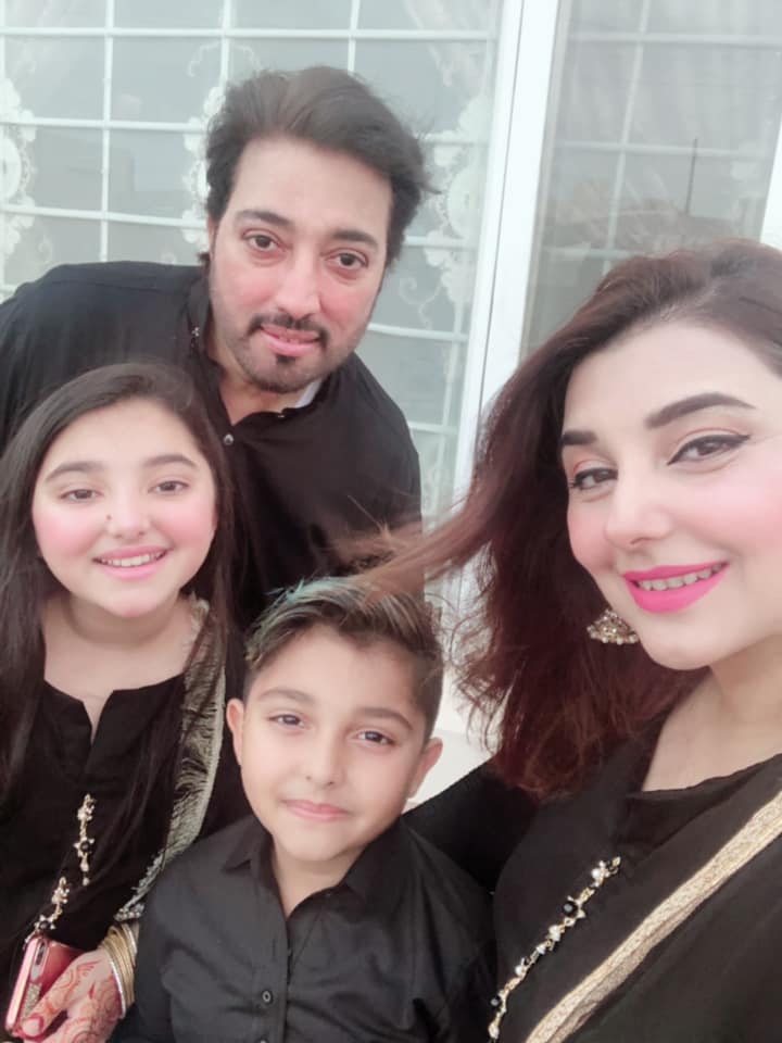 Beautiful Pictures of Actors Javeria Saud with her Family on Eid