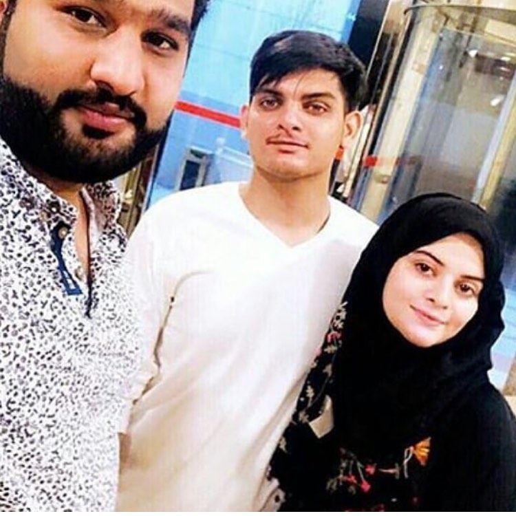 Beautiful Clicks of Minal Khan with her Mother and Brother in Madina Munawara