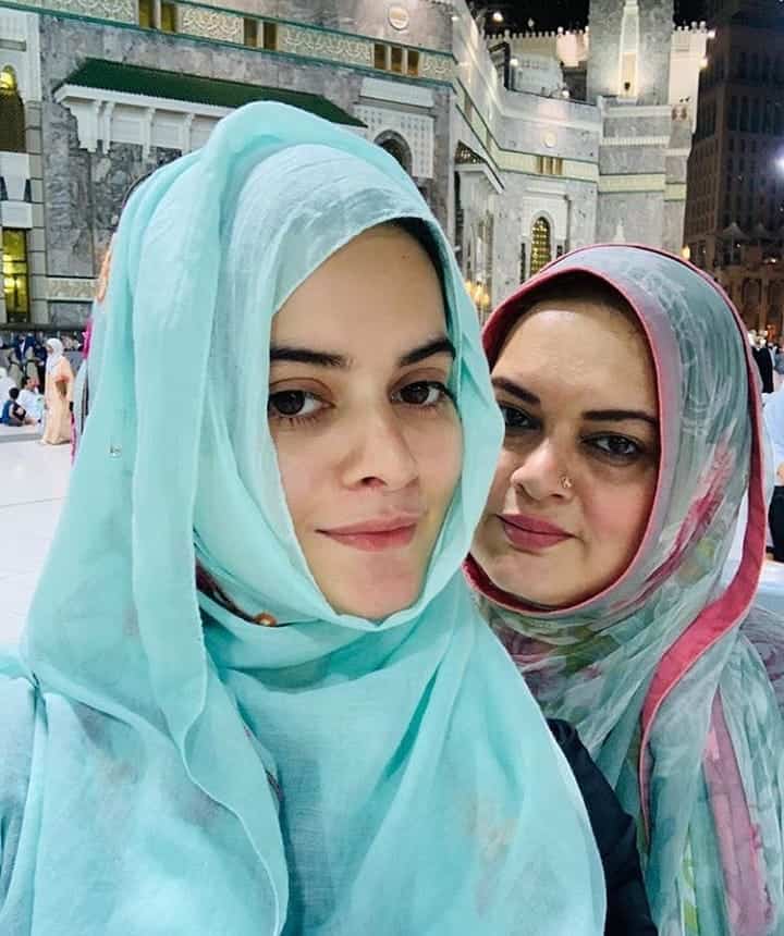 Latest Pictures of Minal Khan with Family from Umrah | Reviewit.pk