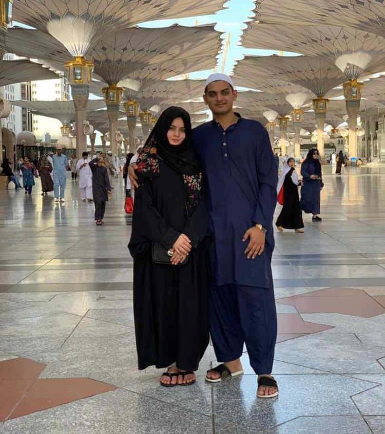 Latest Pictures of Minal Khan with Family from Umrah