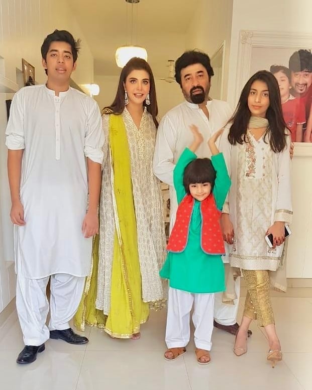 Beautiful Clicks of Nida Yasir with her Family on Eid