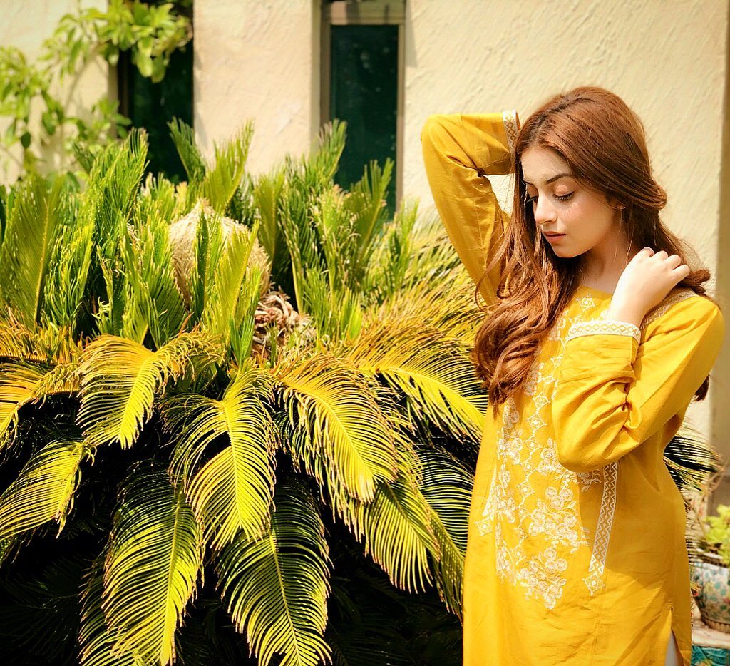 Latest Beautiful Clicks of Gorgeous Actress Alizeh Shah