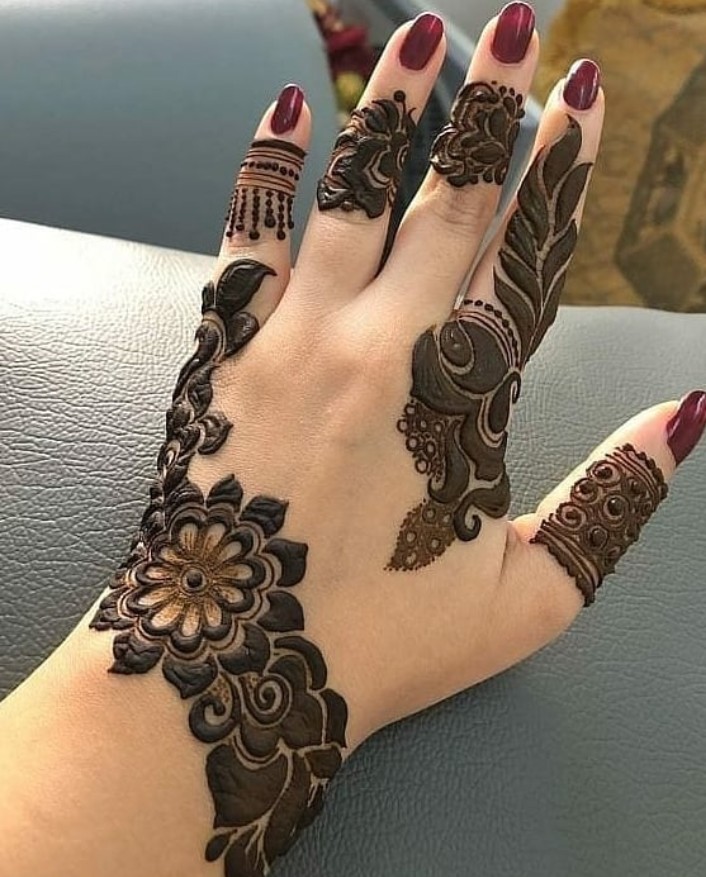 Some beautiful mehndi for her engagement💕 I love the little hearts on her  ring finger, it's such a personal and cute touch! ______... | Instagram