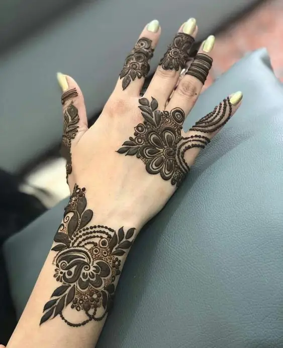 Henna tattoo hi-res stock photography and images - Page 8 - Alamy