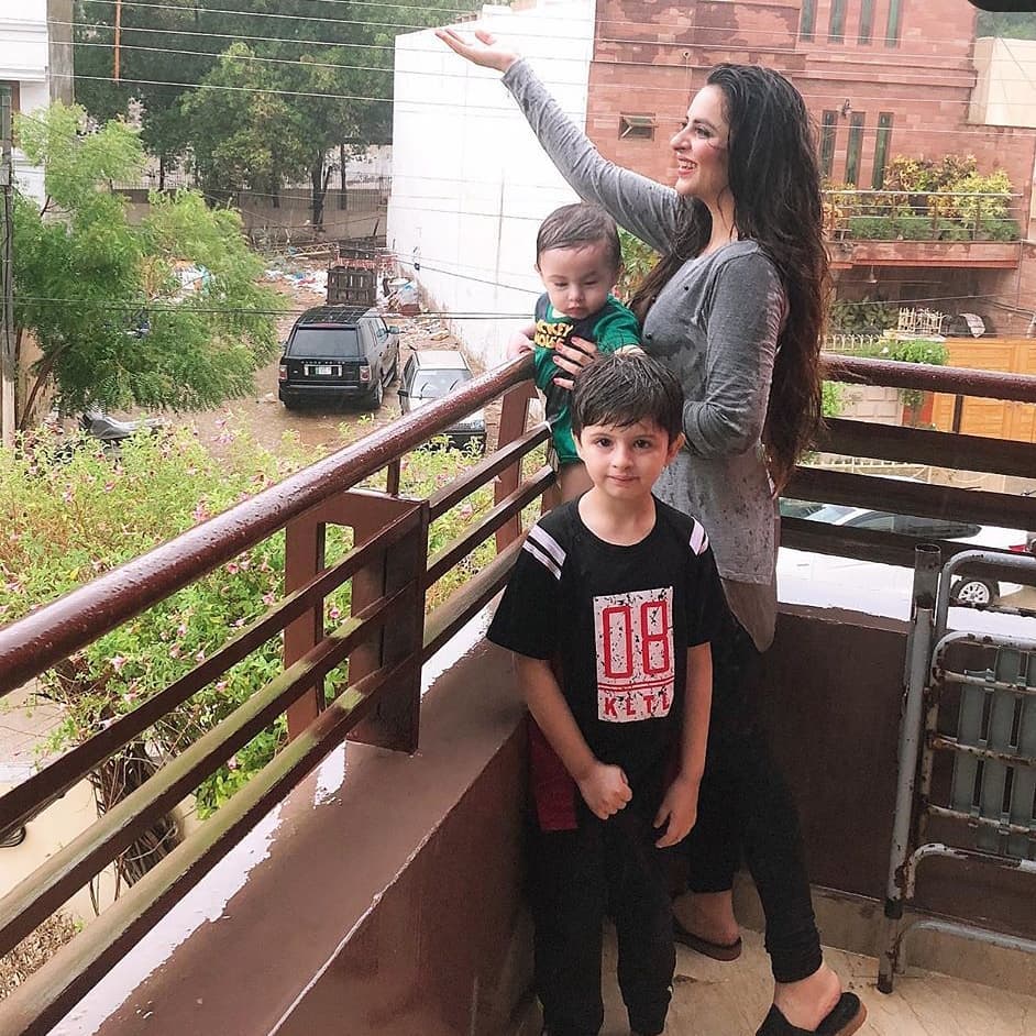 Fatima Effendi Kanwar Enjoying Rain with their Kids 1