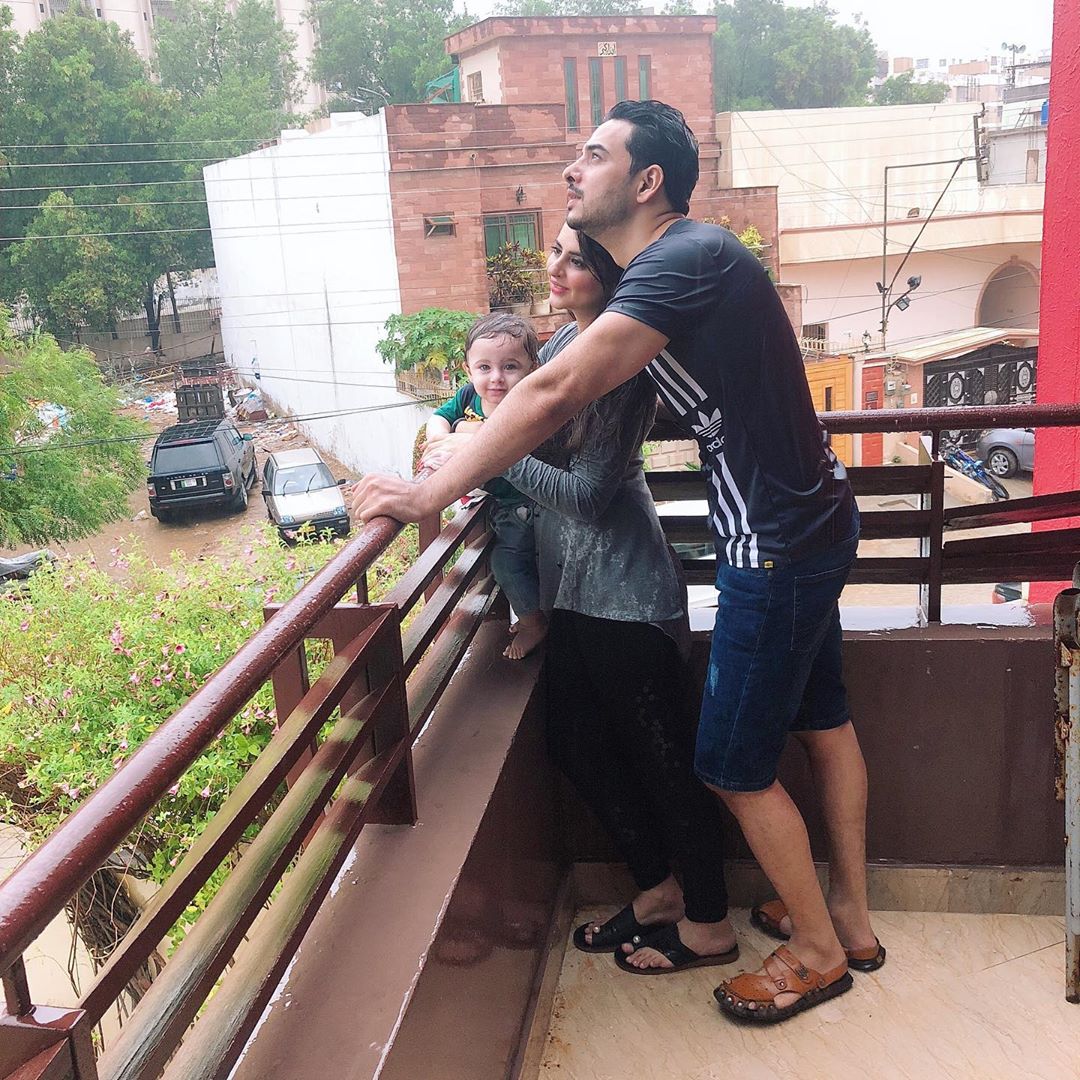 Fatima Effendi Kanwar Enjoying Rain with their Kids 3