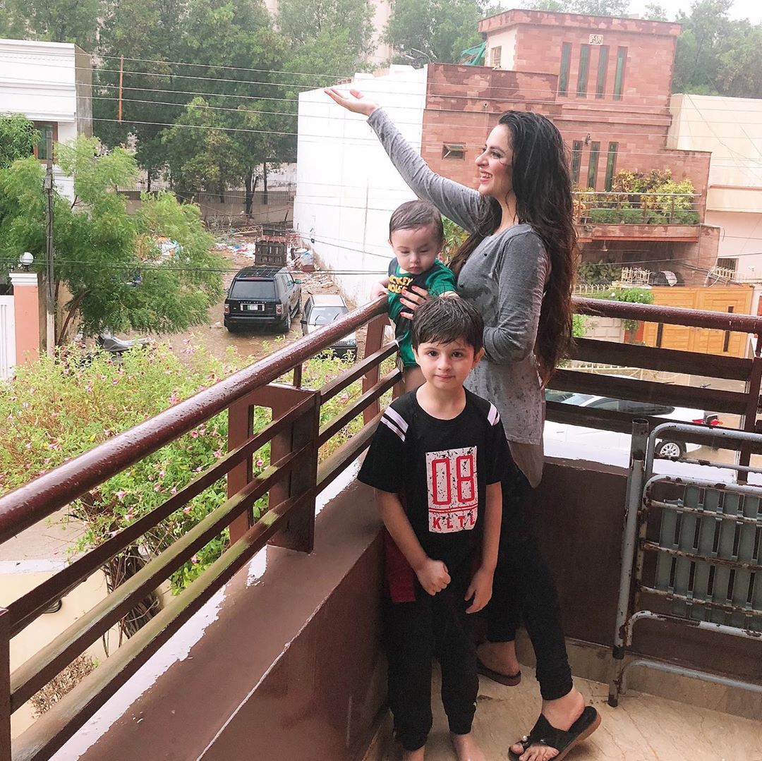 Fatima Effendi Kanwar Enjoying Rain with their Kids 4