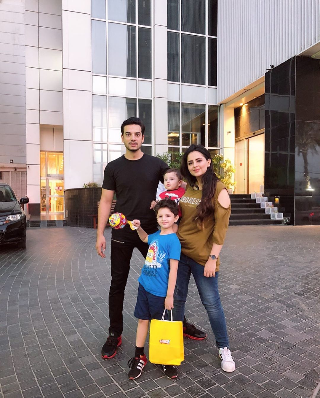 Beautiful Couple Fatima Effendi & Arsalan Kanwar Spotted at a Recent Event with Family