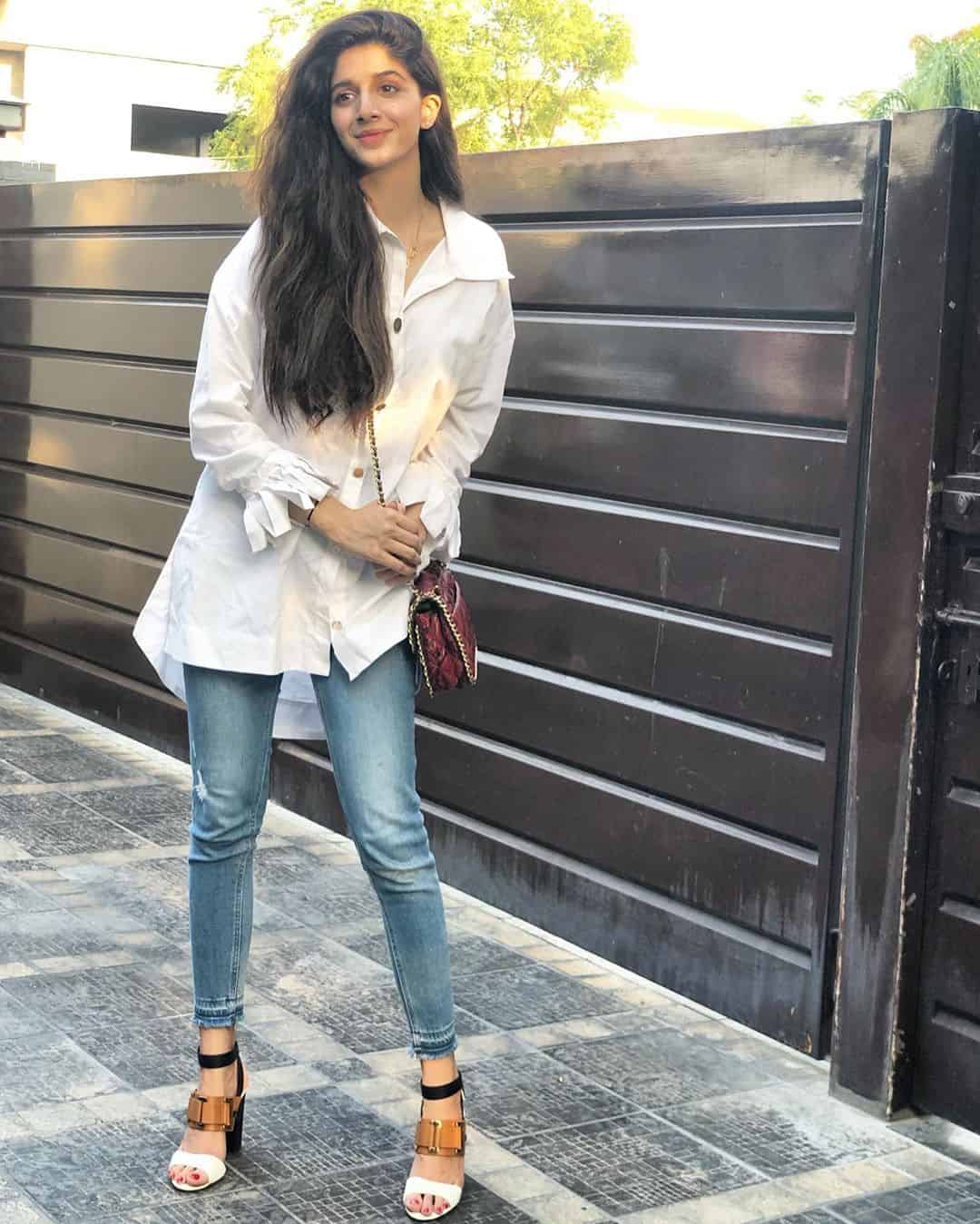 Latest Clicks of Beautiful Actress Mawra Hocane