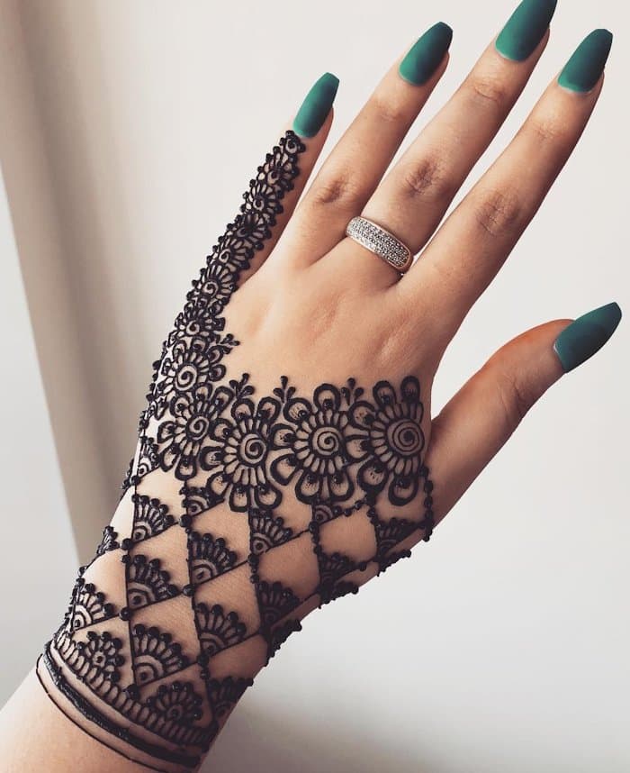 Rosette And Filigree Mehndi Designs 8