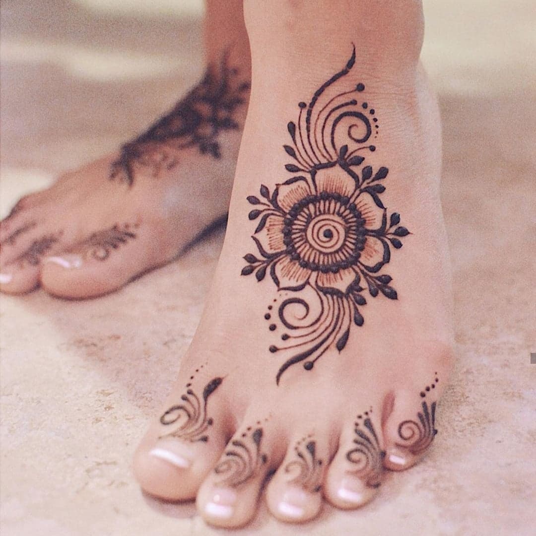 simple mehndi designs for kids feet