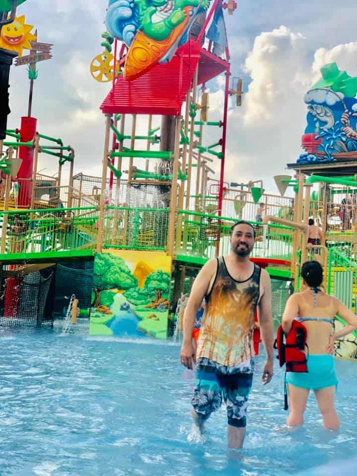 Beautiful Family Clicks of Javeria & Saud with Kids from Water Park