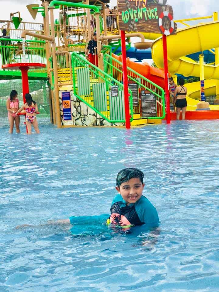 Beautiful Family Clicks of Javeria & Saud with Kids from Water Park