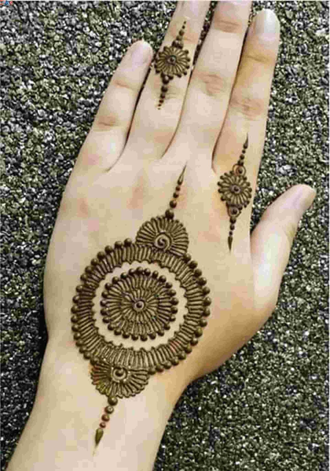 minimalistic Mehndi Design 12