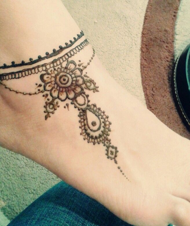 minimalistic Mehndi Design 17