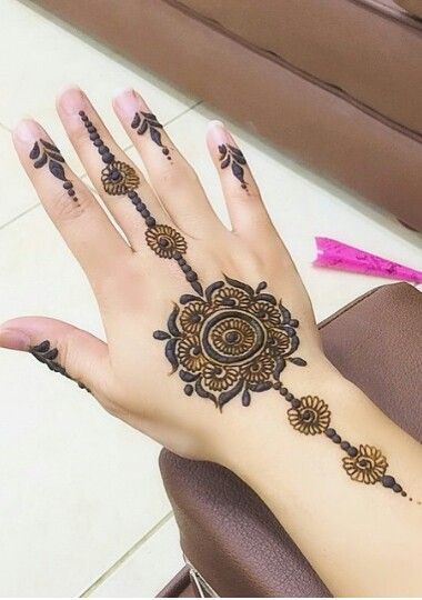 minimalistic Mehndi Design 6