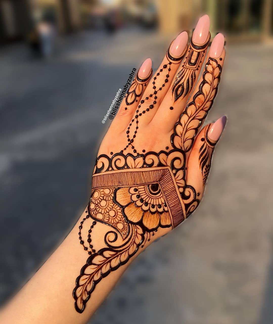 Latest pakistani mehndi - Stylish Back Hand Arabic Mehndi Design: The part  below the wrist has a bold bracelet with an intricate pattern, on the other  hand, the top part is only